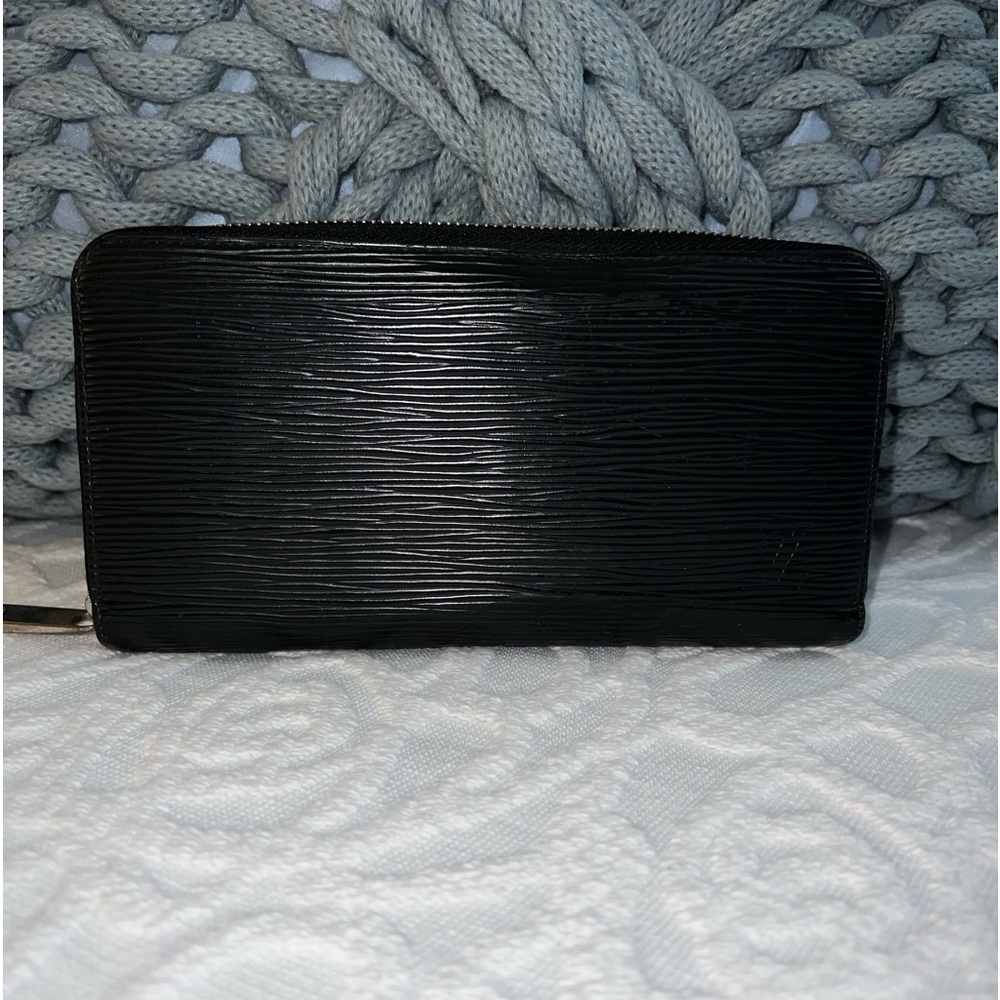 Authentic Louis Vuitton black Epi zippy wallet